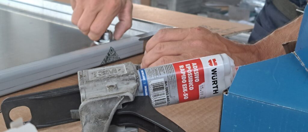 Come scegliere tra saldatura e incollaggio